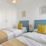 Beautiful Penthouse With Large Terrace 에스테포나