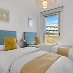 Beautiful Penthouse With Large Terrace 에스테포나